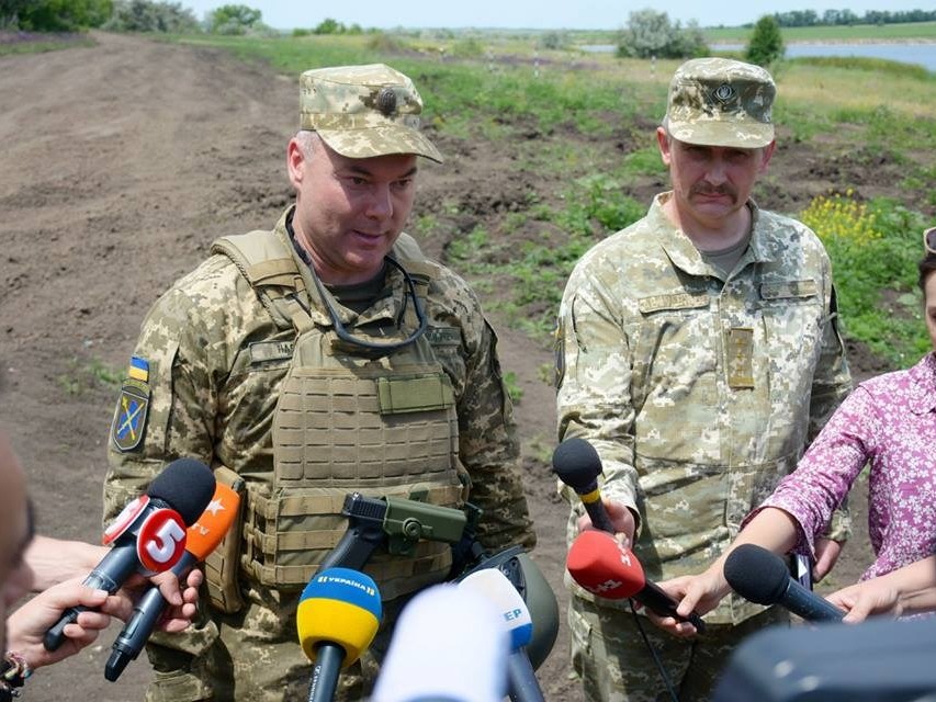 gen. Serhij Najew (z lewej), dowódca Połączonych Sił Zbrojnych Ukrainy