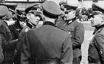 Generał Reinhard Gehlen (w środku) w obozie rekrutacji Rosyjskiej Armii Wyzwoleńczej