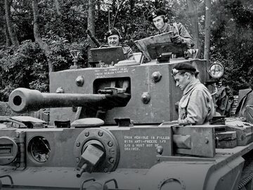 Generał Stanisław Maczek w lewej wieżyczce cromwella – czołgu dowodzenia 1. Dywizji Pancernej