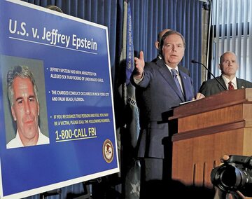 Geoffrey Berman, prokurator Południowego Dystryktu Nowego Jorku, na konferencji prasowej poświęconej sprawie Jeffreya Epsteina (jego zdjęcie na tablicy)