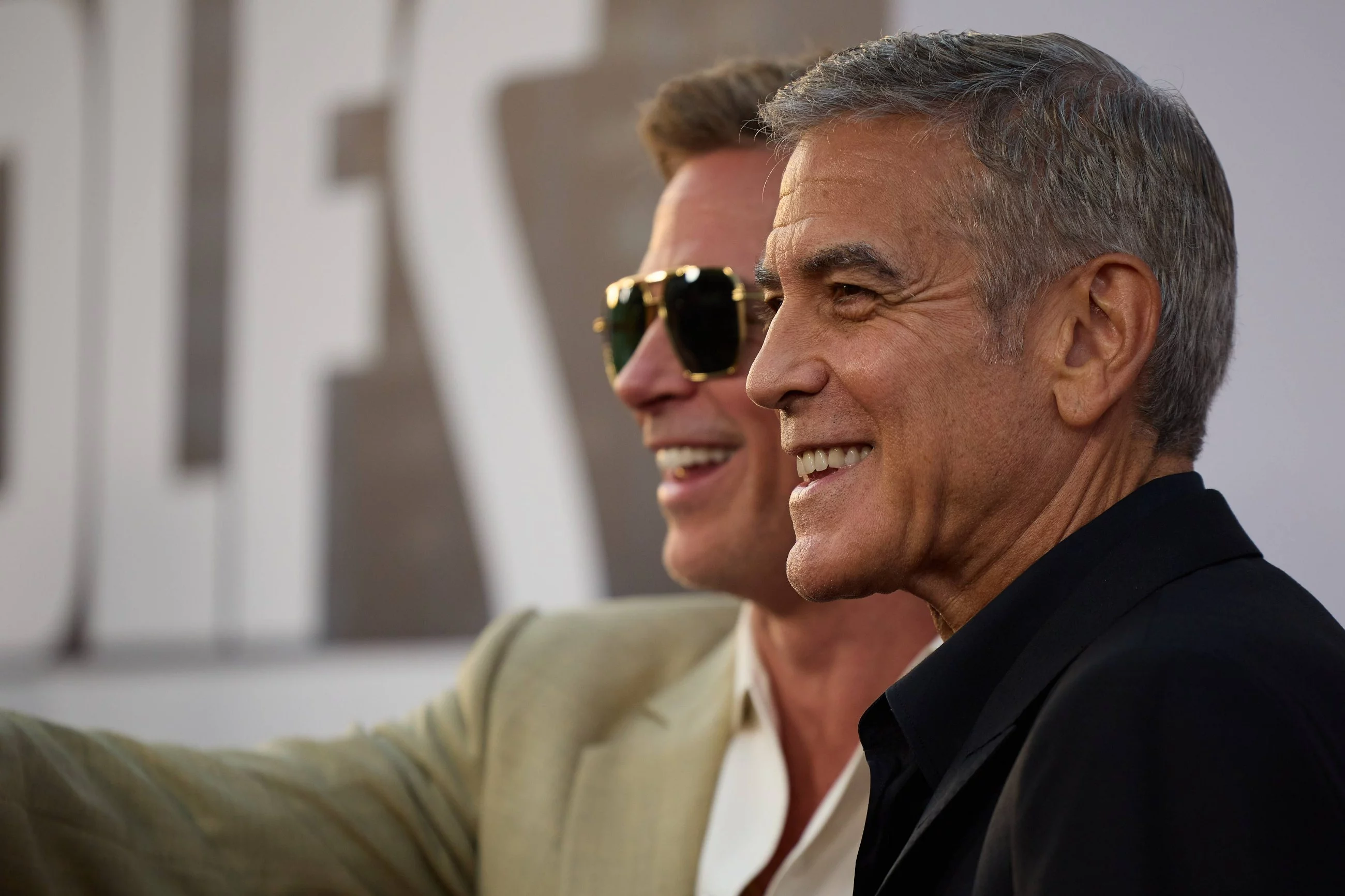 Aktorzy Brad Pitt (L) i George Clooney (P)