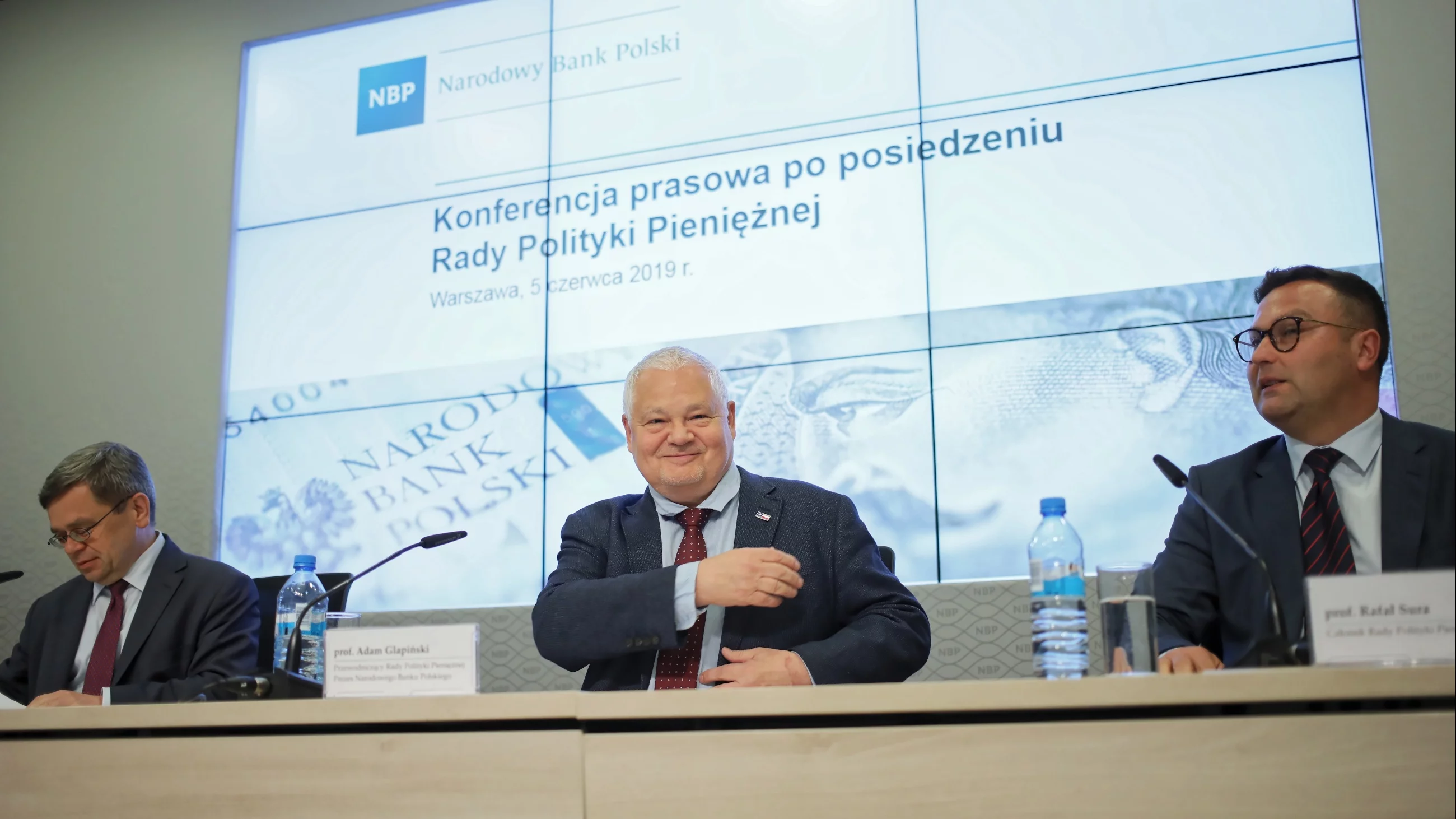 Prezes NBP Adam Glapiński podczas konferencji prasowej po posiedzeniu RPP