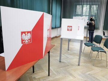Głosowanie w lokalu wyborczym w Warszawie