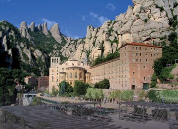 Główne zdjęcie: klasztor w Montserrat związany z legendą o Graalu.