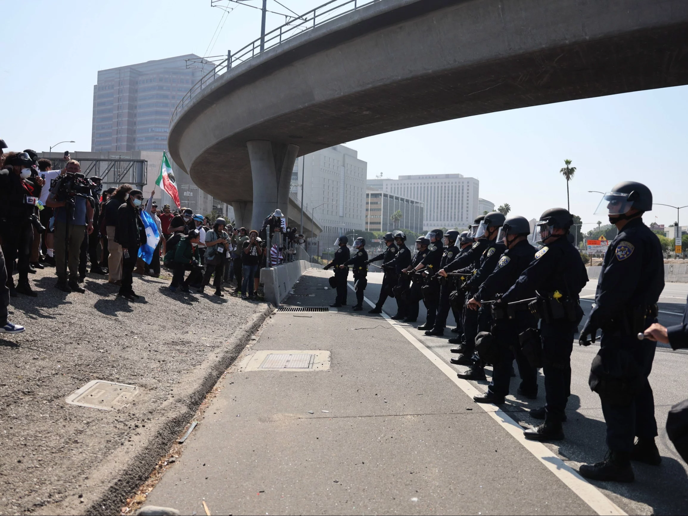 Godzina policyjna w związku z zamieszkami Los Angeles