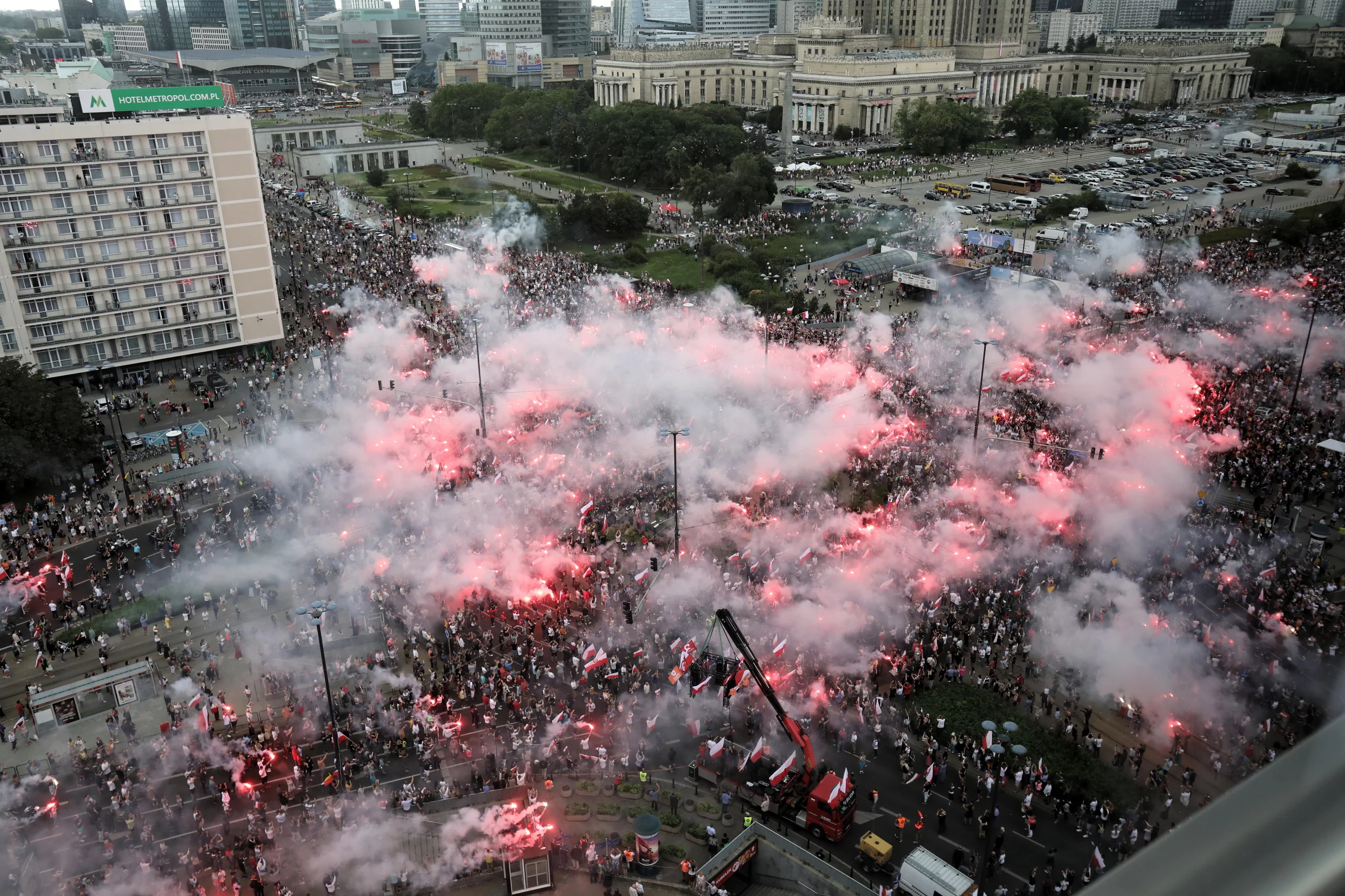 Uczestnicy Marszu Powstania Warszawskiego 2021 w godzinę "W" na rondzie Dmowskiego w Warszawie