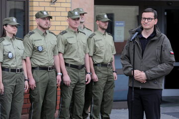 Goszczący w województwie podlaskim premier Mateusz Morawiecki (P) spotkał przed Placówką SG w Kuźnicy, 24 bm. z funkcjonariuszami Straży Granicznej.