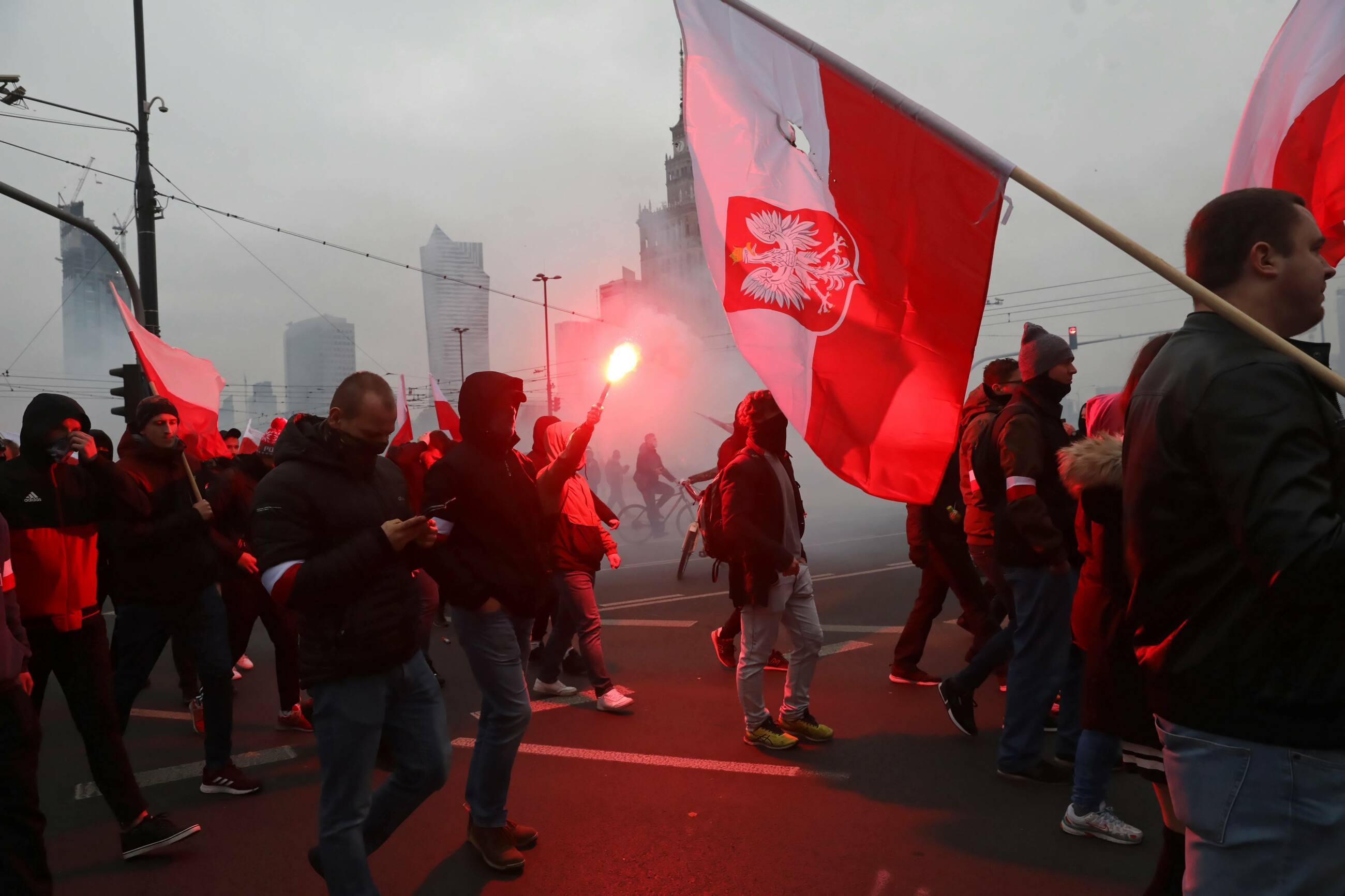 Uczestnicy Marszu Niepodległości w centrum stolicy.