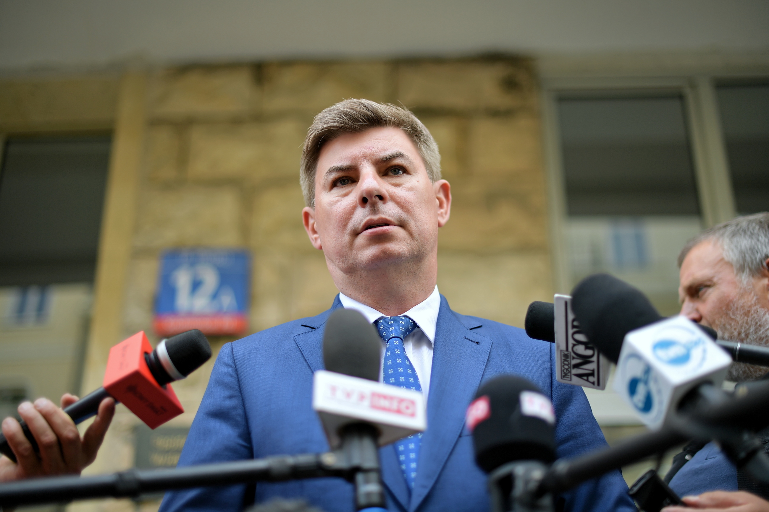 Rzecznik prasowy PO Jan Grabiec podczas rozmowy z dziennikarzami