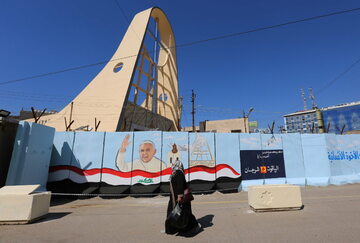 Graffiti przedstawiające papieża Franciszka na ścianach otaczających katedrę katolicką Matki Bożej Zbawienia w Bagdadzie.