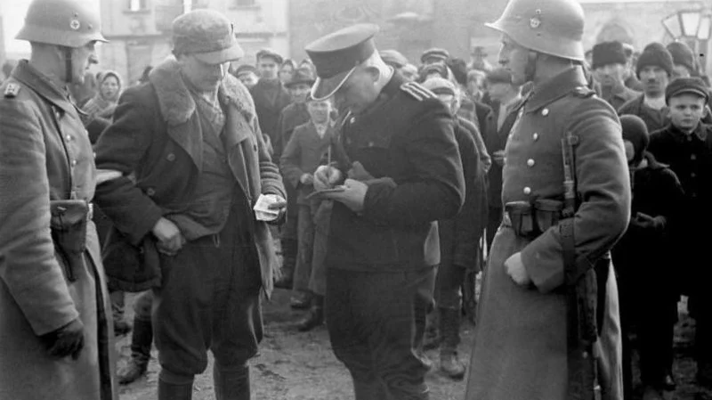 Granatowy policjant sprawdzający dokumenty, 1941