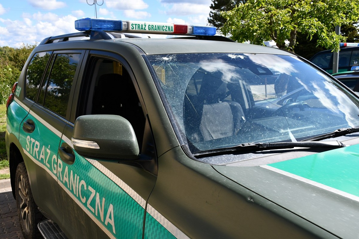"Rzucano kamieniami, uszkodzono pojazd". Ataki na Straż Graniczną