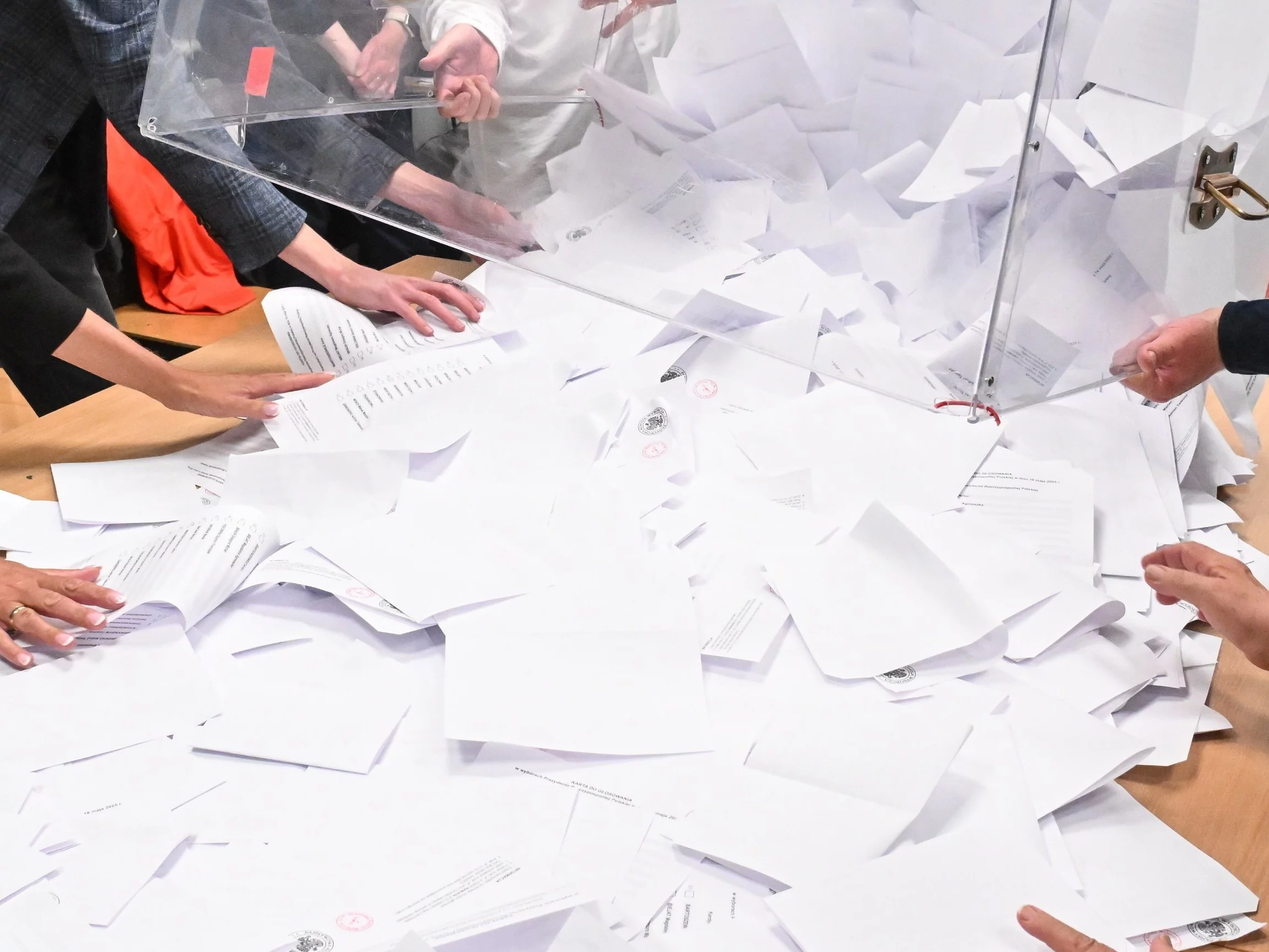 "Gratulacje!", "trzeba czekać". Fala komentarzy po wynikach exit poll