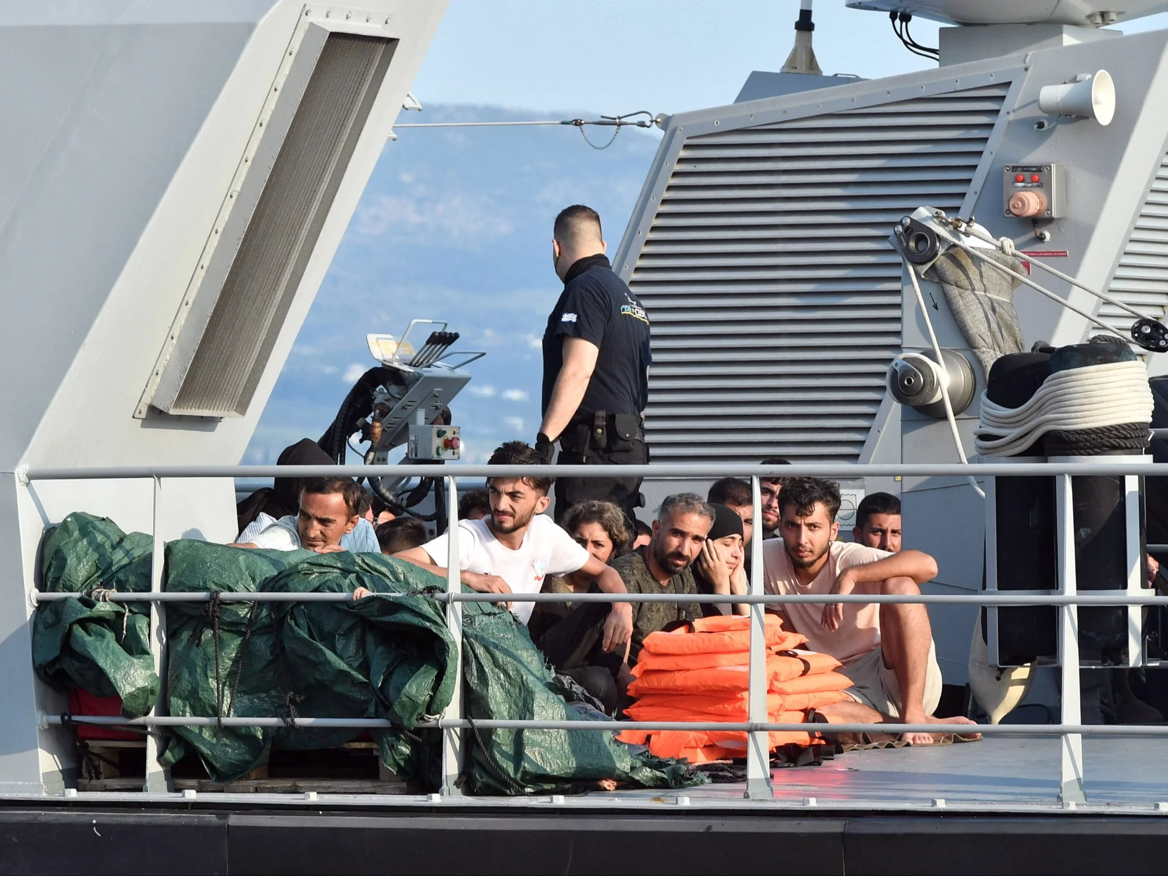 Migranci na statku straży przybrzeżnej w Grecji