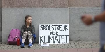 Greta Thunberg protestuje pod szwedzkim parlamentem