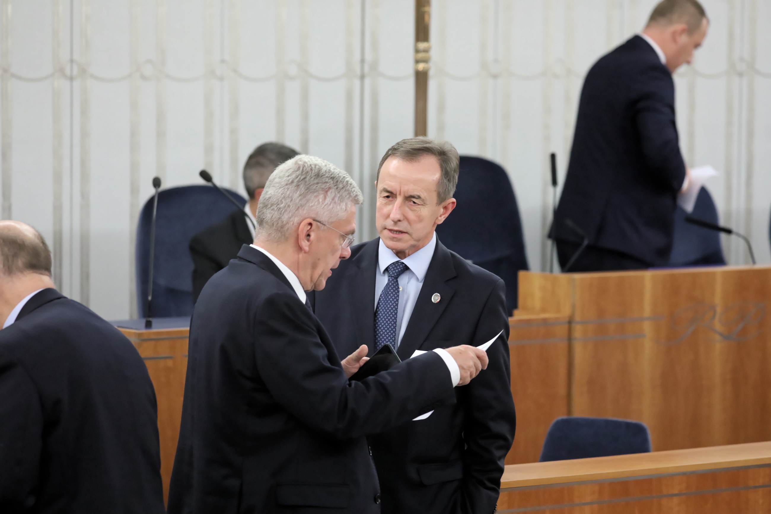 Marszałek Senatu Tomasz Grodzki (C) i wicemarszałek Stanisław Karczewski (L).