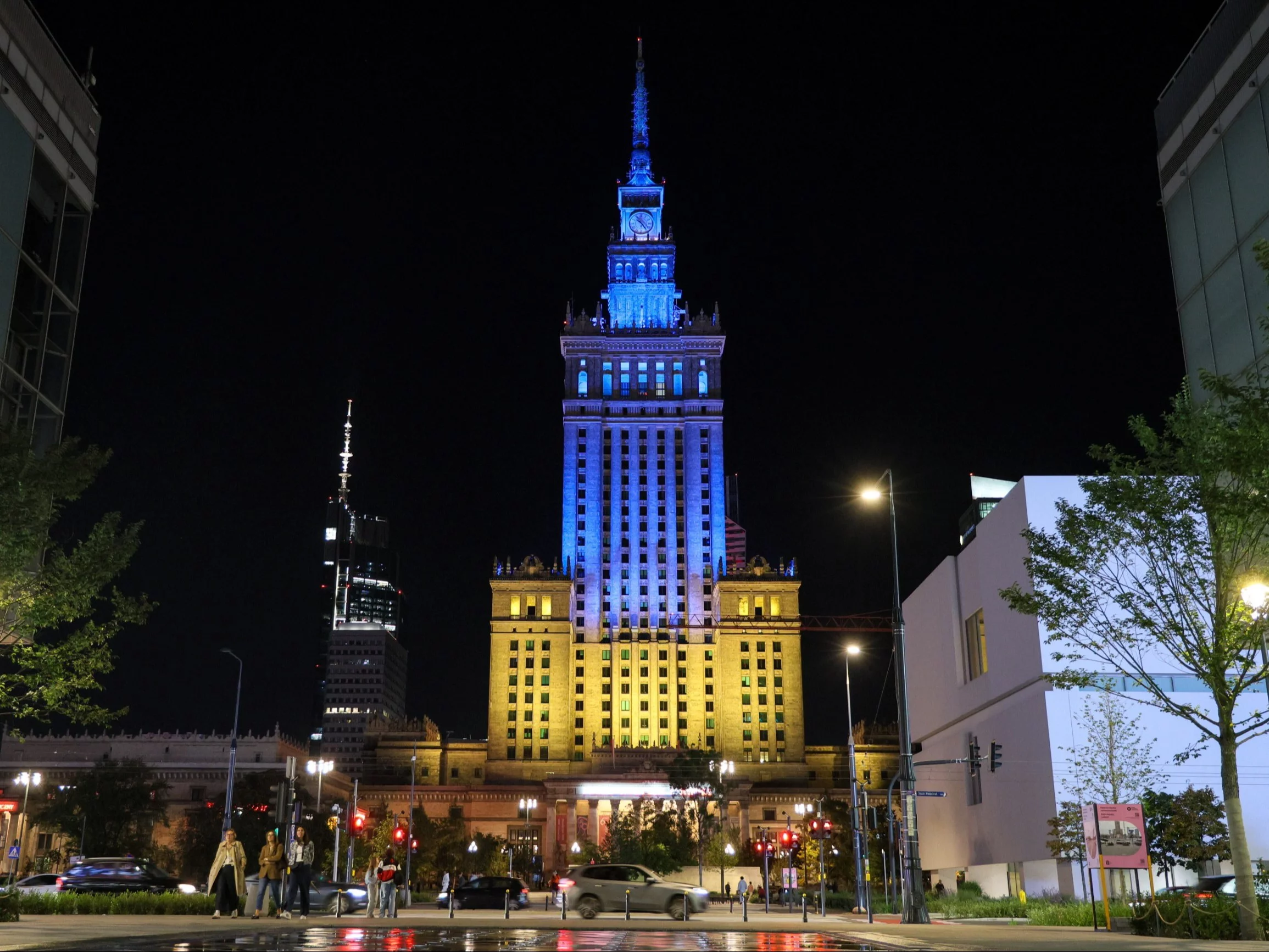 Podświetlenie Pałacu Kultury i Nauki w barwach narodowych Ukrainy