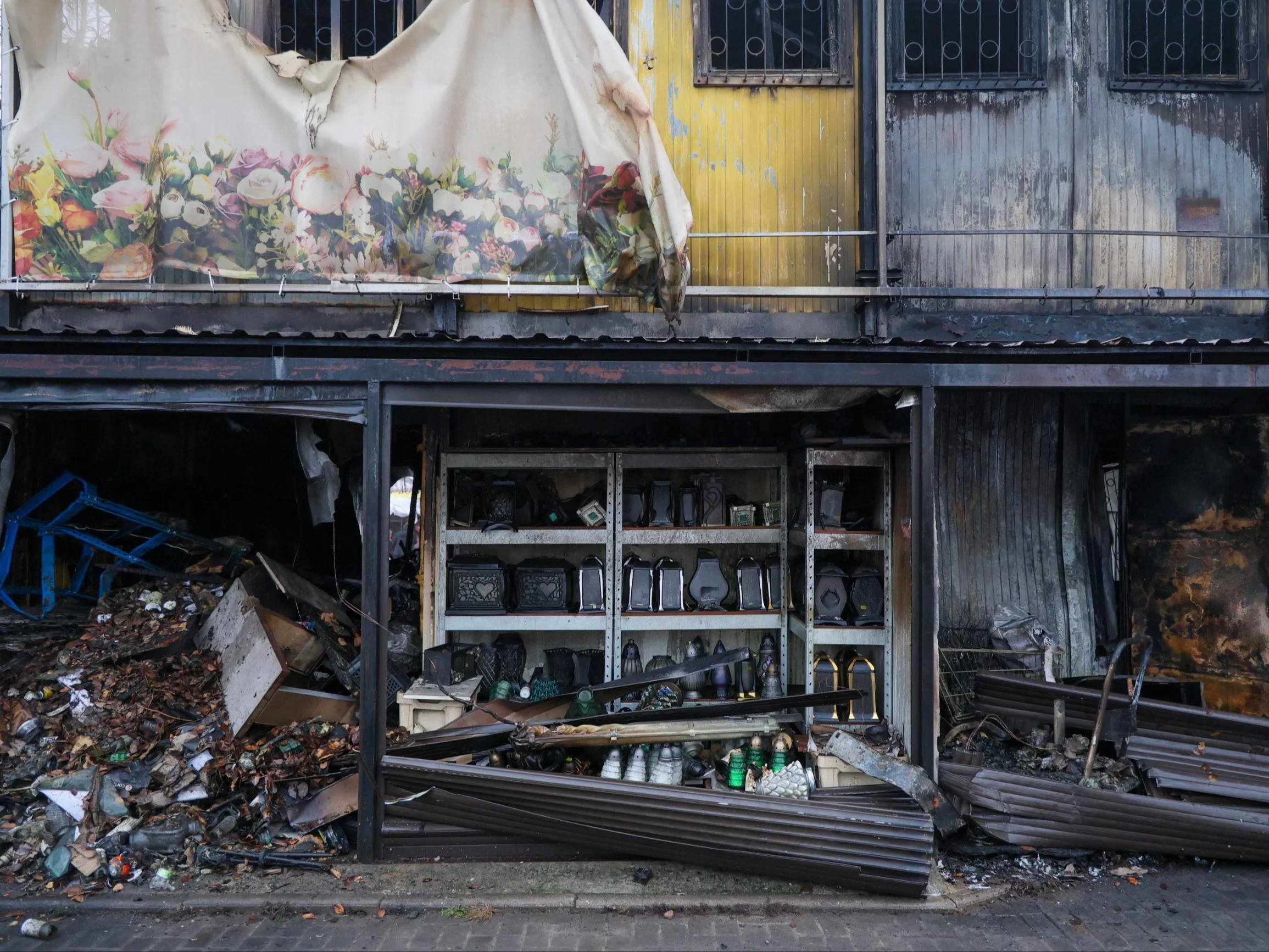 Zniszczenia po nocnym pożarze na targowisku na Bakalarskiej w Warszawie