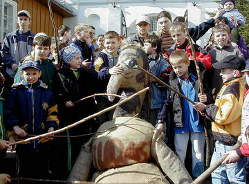 Grupa dzieci z podjarosławskiego Pruchnika okłada kijami kukłę Judasza. Marzec, 2002 r.