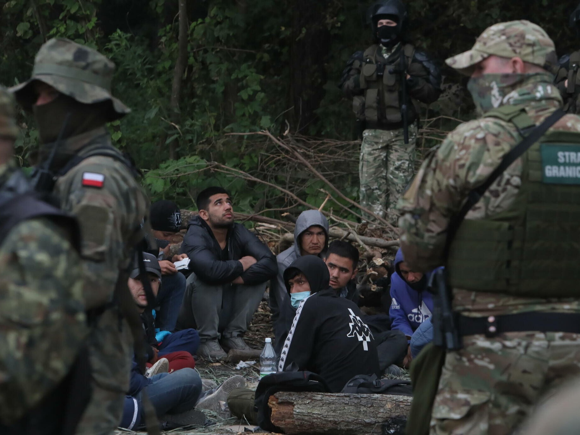 Grupa migrantów i Straż Graniczna w pobliżu miejscowości Usnarz Górny