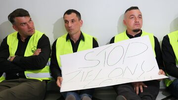 Grupa rolników okupujących Sejm w Warszawie
