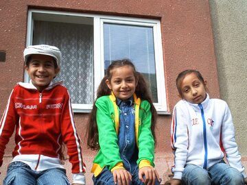 Grupa romskich dzieci, zdjęcie ilustracyjne