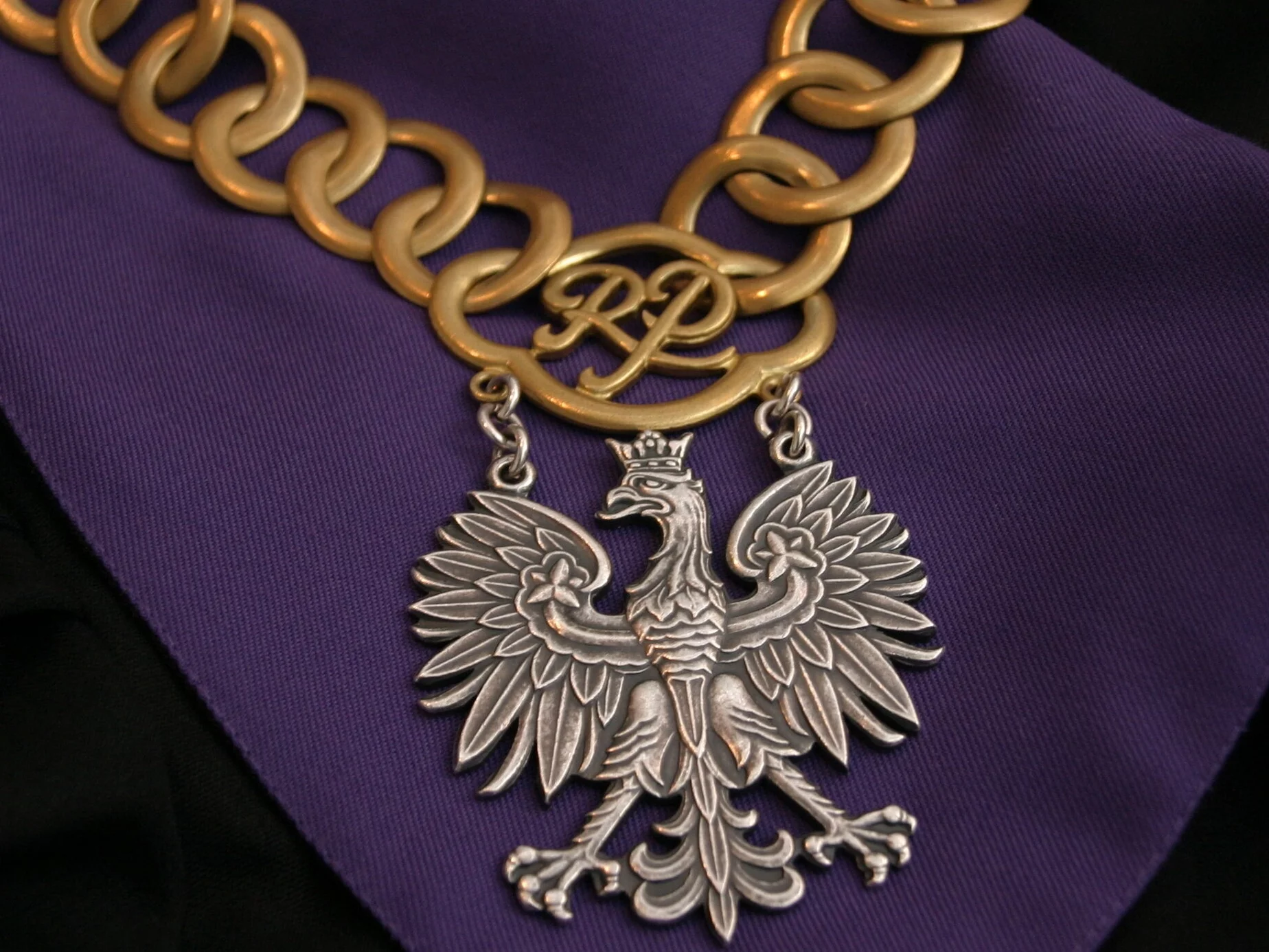 "Grupa Trzymająca Prawo” w pułapce absurdu