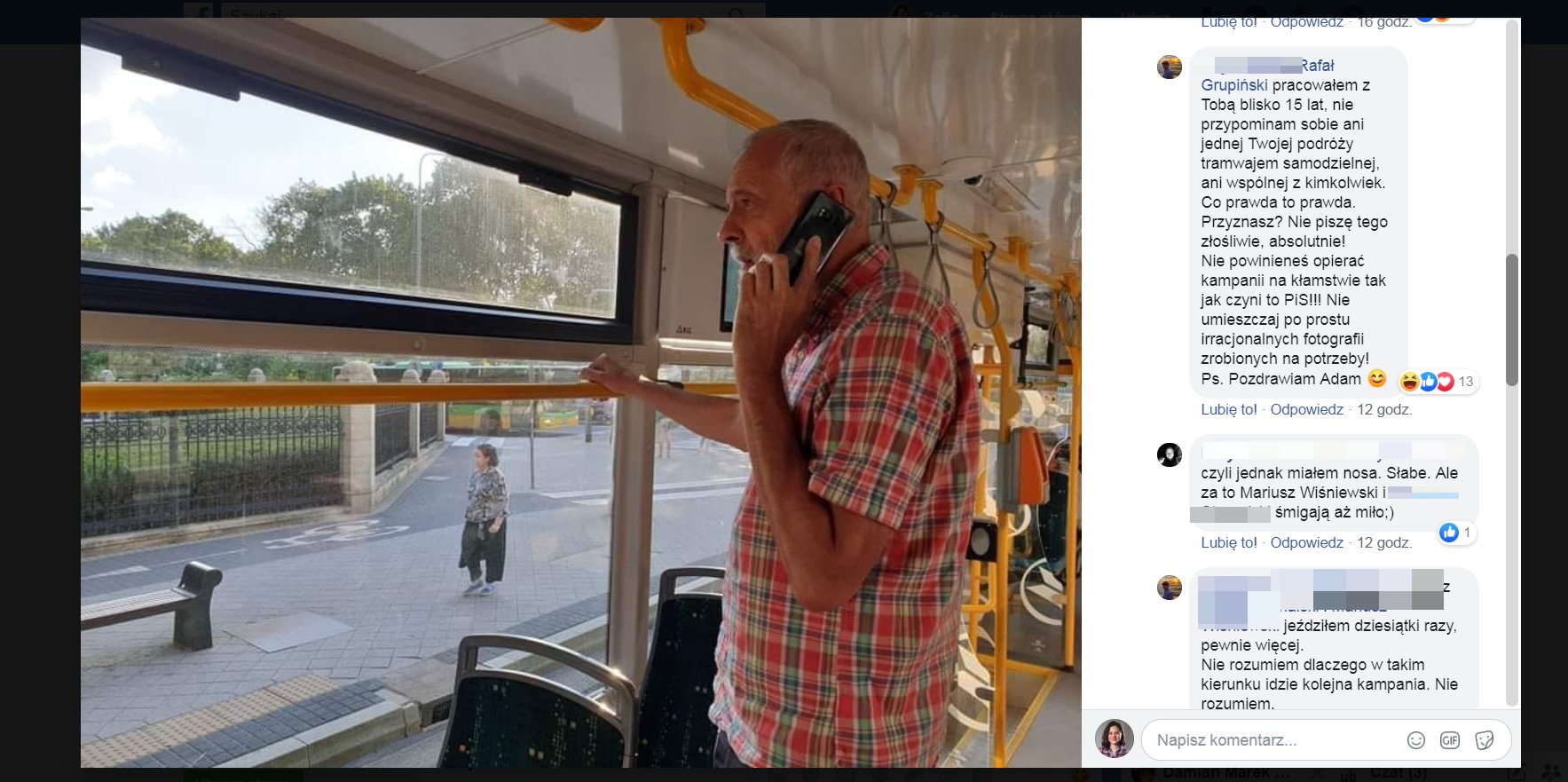 Grupiński pozuje w tramwaju. Internauci żartują