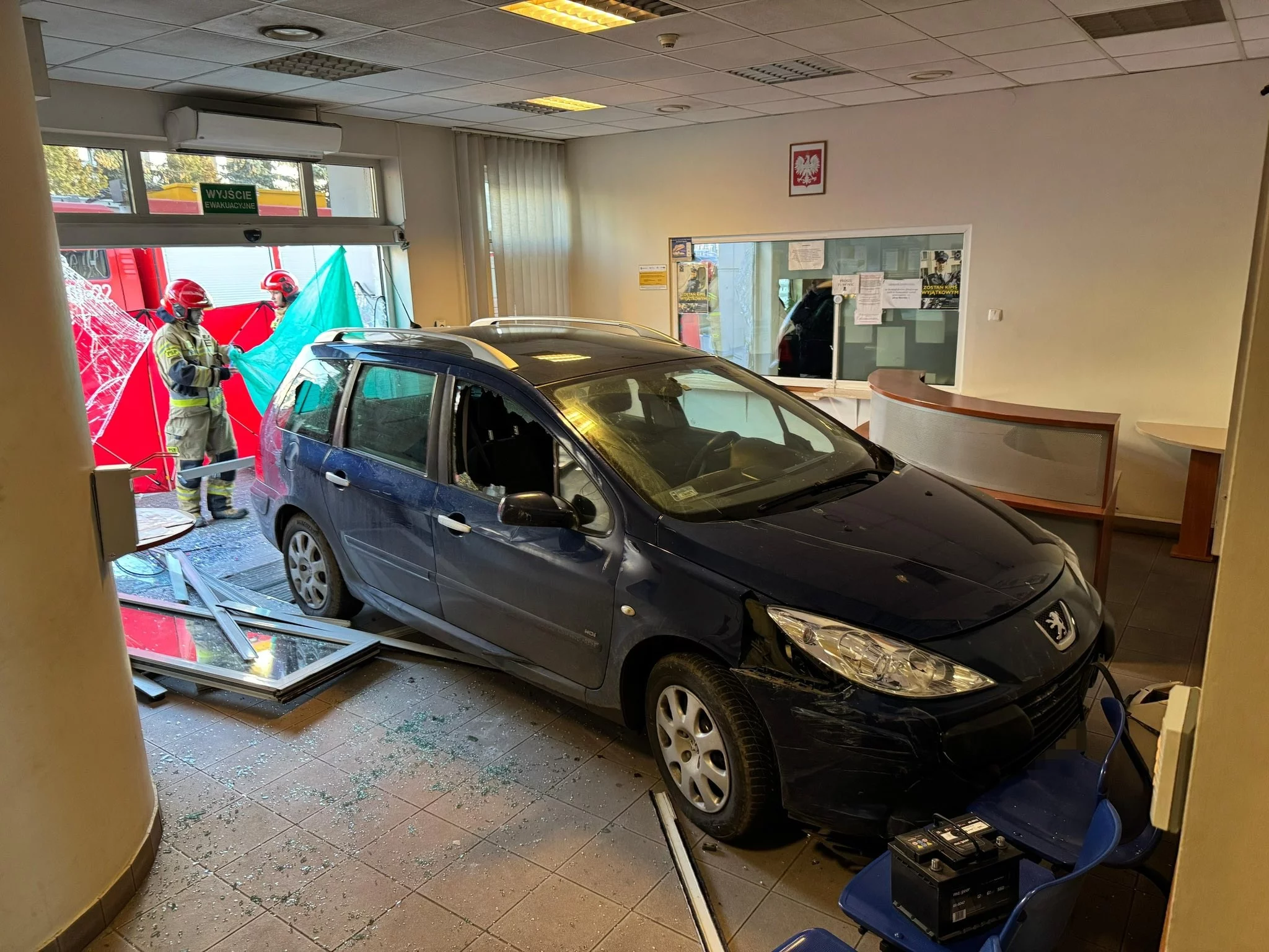 Bydgoszcz: Pijany Gruzin wjechał autem w komisariat