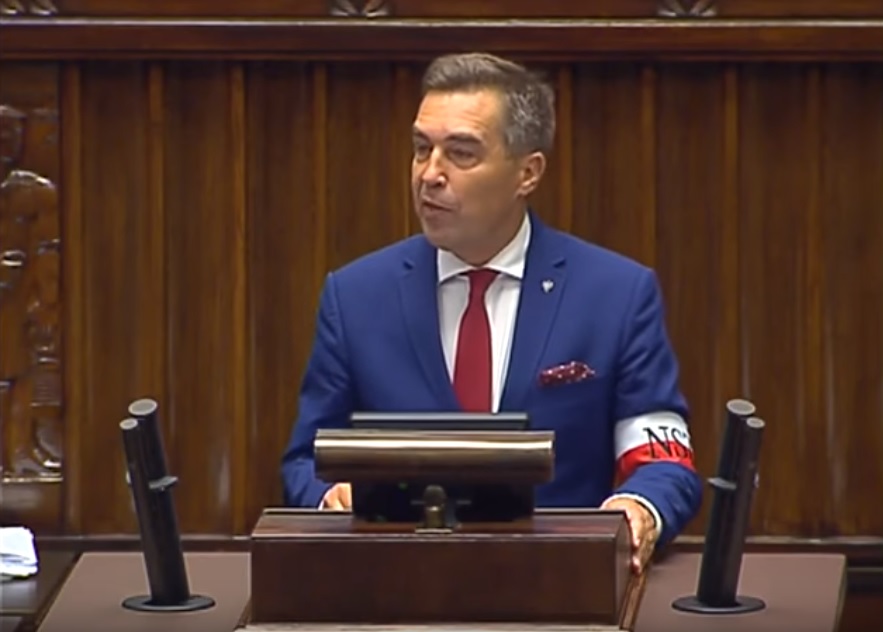 Zbigniew Gryglas z opaską NSZ na sejmowej mównicy