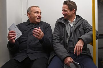 Grzegorz Schetyna i Rafał Trzaskowski w warszawskim metrze