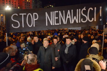 Grzegorz Schetyna, Rafał Trzaskowski oraz Ryszard Petru podczas demonstracji w Warszawie