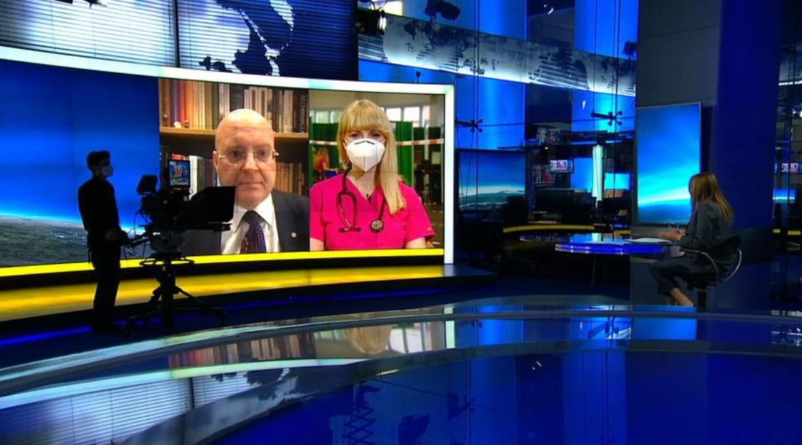 Lekarz Mariusz Gujski (na ekranie po lewej) był gościem "Faktów po faktach" w TVN24