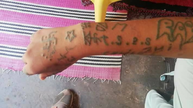 Gwałciciele wytatuowali na ciele swojej ofiary m.in. swastykę