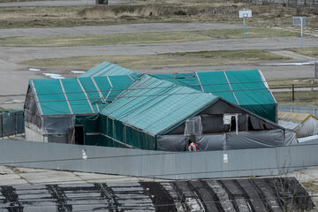Hangar, w którym znajduje się wrak samolotu prezydenckiego Tu-154M