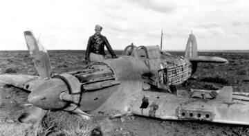 Hans Marseille przy zestrzelonym samolocie RAF Hurricane Mk IIB, luty 1942 r.