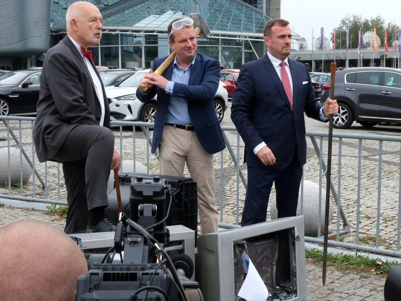 Janusz Korwin-Mike, Jacek Wilk i Bartosz Bocheńczak pod siedzibą TVP