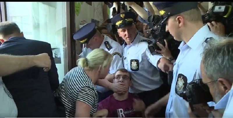 Iwona Hartwich z synem Jakubem podczas protestu w Sejmie