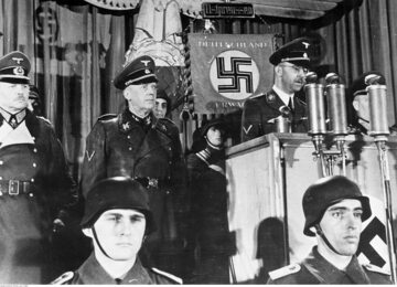 Heinrich Himmler przemawia do członków Volkssturmu.