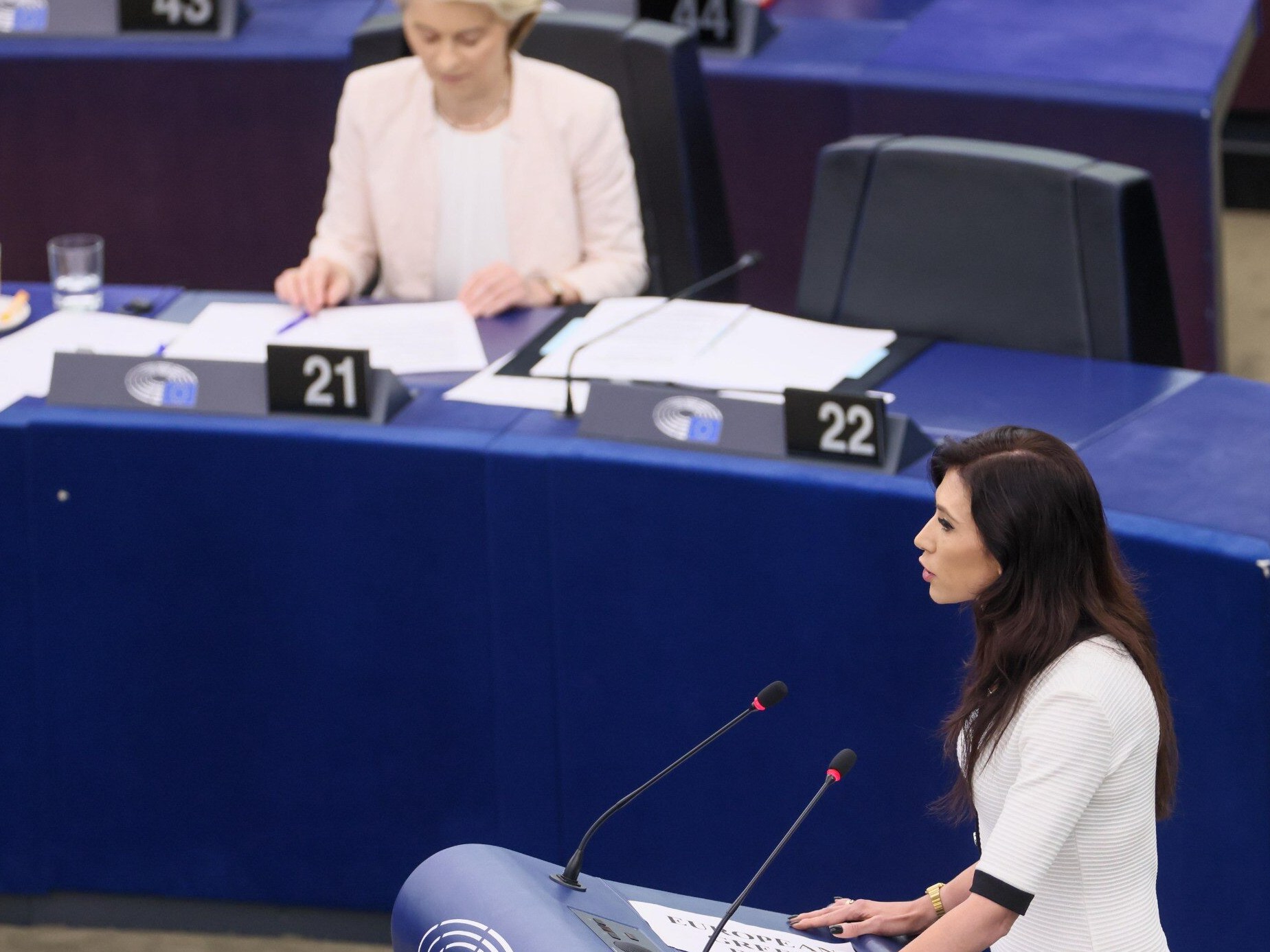 Ursula von der Leyen (L), Ewa Zajączkowska-Hernik (P) na sali obrad w Strasburgu