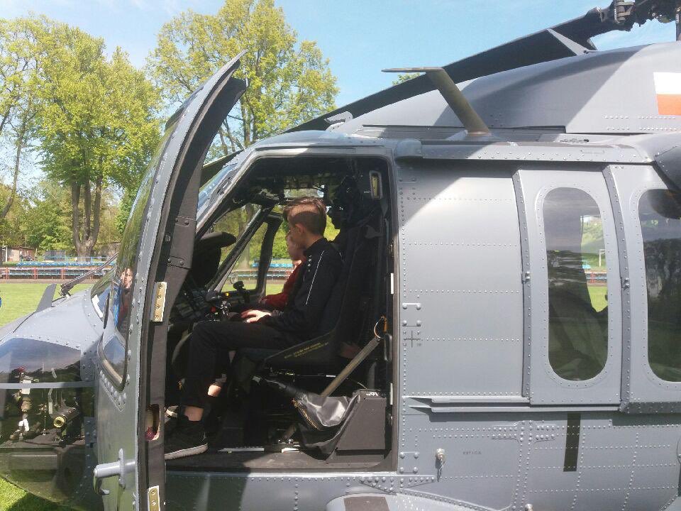 "Myślę, że dzieciaki w Choszcznie gdzie poleciałem (w ramach godzin do wylatania) z Komendantem Głównym PSP, na wojewódzkie święto PSP i OSP raczej były zadowolone z takiej gratki – napisał szef MSWiA na Twitterze.