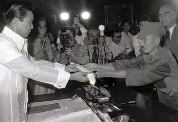Hiroo Onoda (po prawej) ofiarowuje swój miecz prezydentowi Filipin Ferdynandowi Marcosowi w dniu swojej kapitulacji w 1974 roku