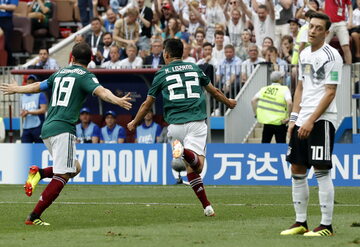 Hirving Lozano po strzeleniu gola w meczu z Niemcami