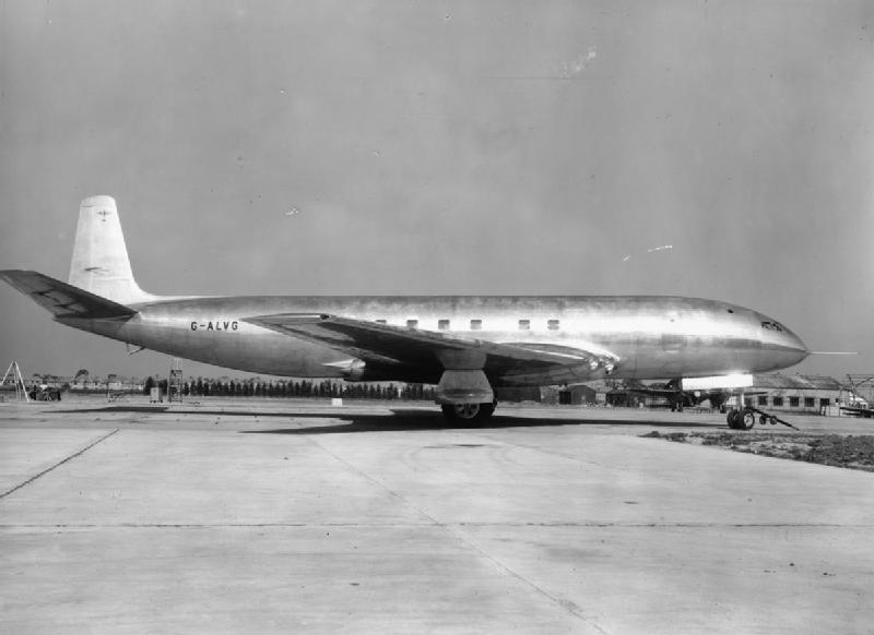 Prototyp De Havilland Comet 1 (z kwadratowymi oknami, co okazało się fatalnym pomysłem) na lotnisku w Hatfield w Wielkiej Brytanii. Październik 1949 r.