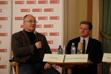 Historycy prof. Grzegorz Kucharczyk i dr Krzysztof Rak w dyskusji