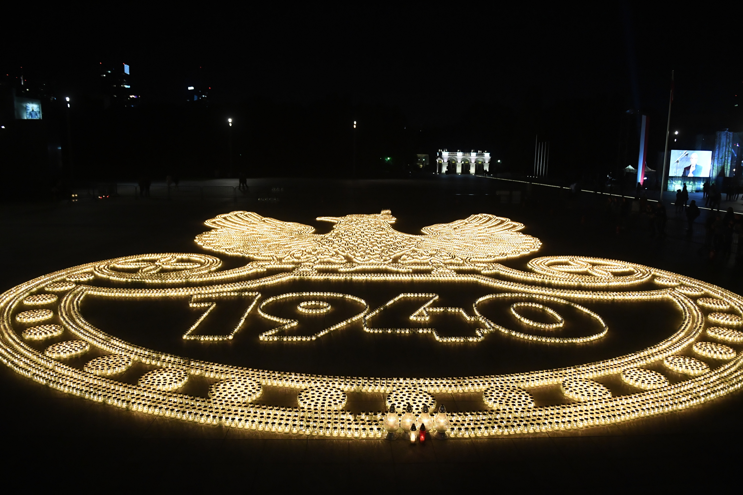 Wizerunek polskiego orła wojskowego wg wzoru z 1919 r. utworzony z zapalonych zniczy