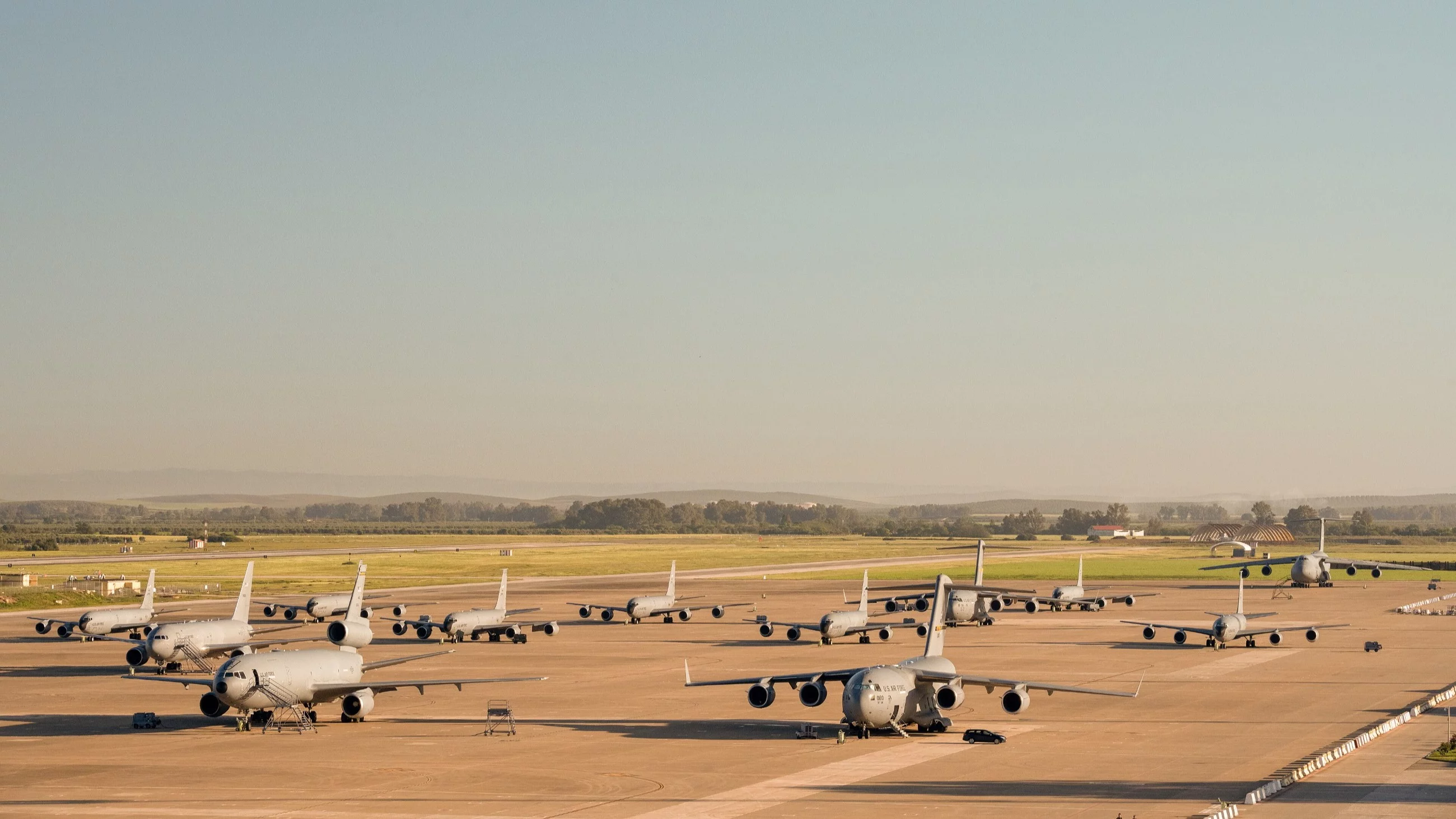 Amerykańskie samoloty Boeing KC-135 Stratotanker w bazie lotniczej Moron w Hiszpanii