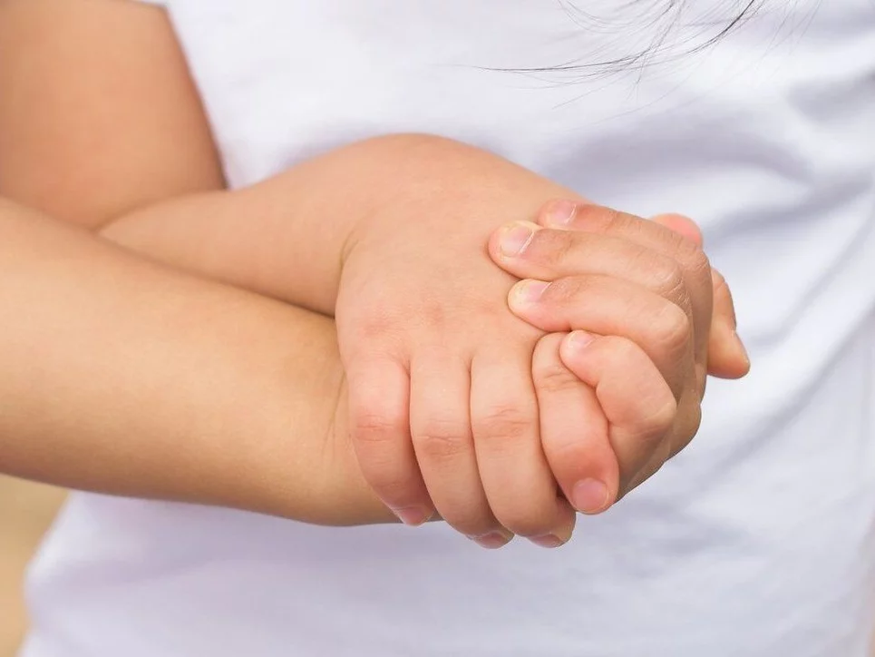 Dzieci trzymające się za ręce, zdjęcie ilustracyjne