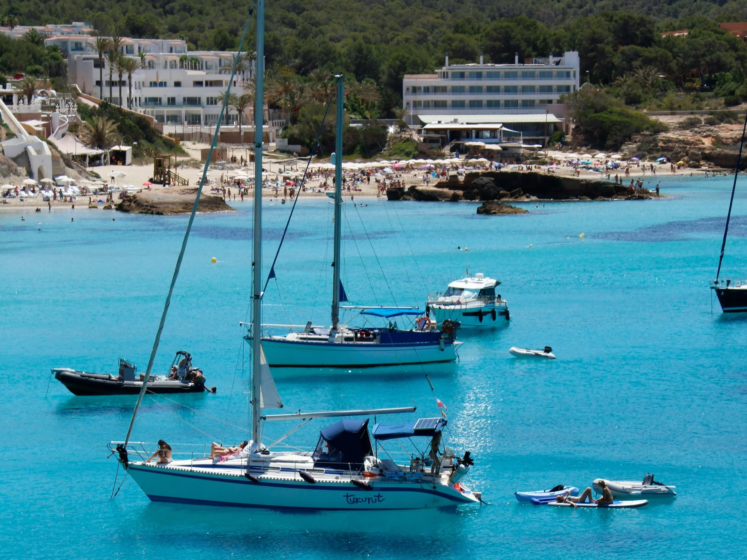 Turyści na hiszpańskiej wyspie Ibiza