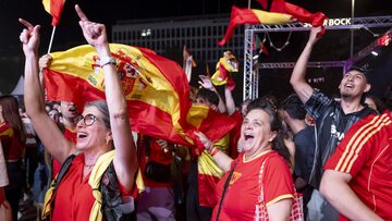 Hiszpańscy kibicie cieszą się po wygranym finale EURO 2024